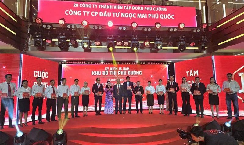 Khen thưởng, tặng kỷ niệm chương cho những nhân viên làm việc lâu năm tai công ty. Ảnh: Huỳnh Lãnh